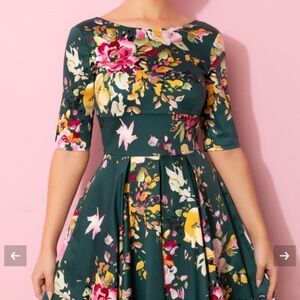 Unique Vintage green floral dress fitted. Size UK20 / US 16 more like US14